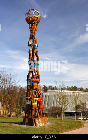 Monumento di calcio nella forma di una piramide dei giocatori di calcio, tenendo un globo di fronte alla casa di FIFA, sede di t Foto Stock