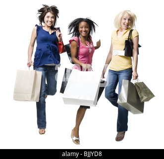 Tre donne con le borse della spesa sorridente e saltando Foto Stock