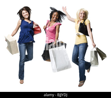 Tre donne con le borse della spesa sorridente e saltando Foto Stock