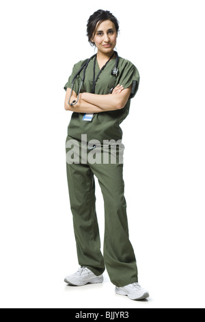 Donna in piedi in scrubs sorridente Foto Stock