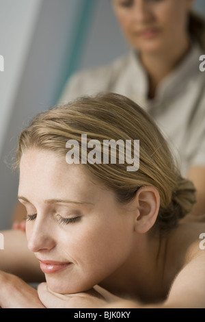 Donna con gli occhi chiusi getting massaggi Foto Stock