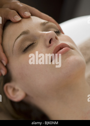 Primo piano della donna getting massaggio della testa Foto Stock