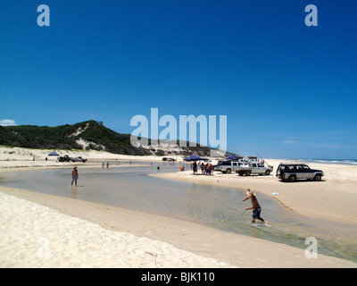 I veicoli a trazione integrale parcheggiato a fianco di Eli Creek su Fraser Island in Australia Foto Stock