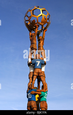 Monumento di calcio nella forma di una piramide dei giocatori di calcio, tenendo un globo di fronte alla casa di FIFA, sede di t Foto Stock