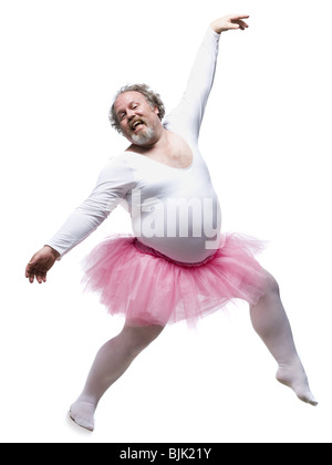 Il sovrappeso uomo in ballerina tutu sorridente e ballo Foto Stock