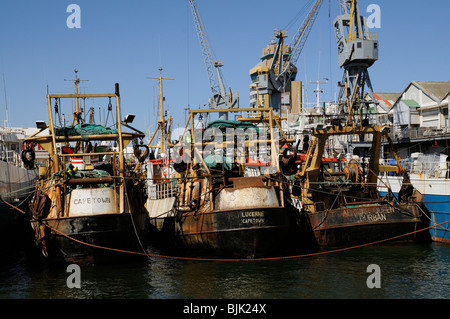 Flotta peschereccia commerciale barche ormeggiate nel porto di Città del Capo Sud Africa Foto Stock