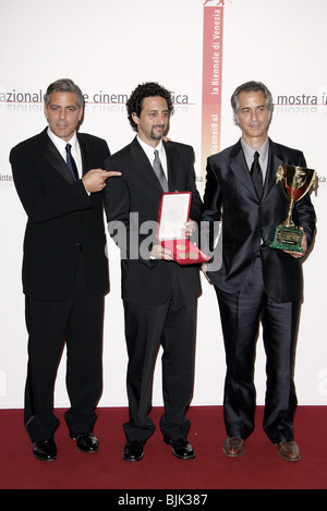 GEORGE CLOONEY GRANT HESLOV & DAVID STRATHAIRN AWARDS PHOTOCALL VENEZIA FILM CASINO Lido Venezia Italia 10 Settembre 2005 Foto Stock