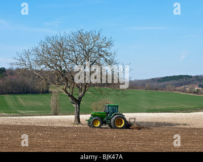 John Deere trattore 7810 e Harrow - Francia. Foto Stock