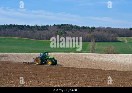 John Deere trattore 7810 e Harrow - Francia. Foto Stock