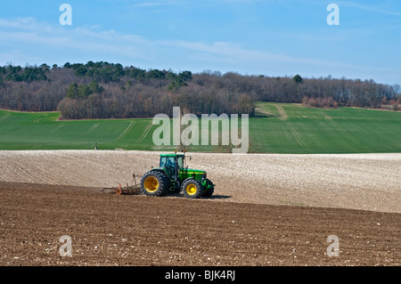 John Deere trattore 7810 e Harrow - Francia. Foto Stock