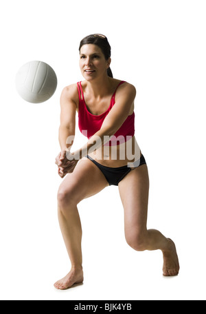 Donna in bikini giocando a pallavolo Foto Stock