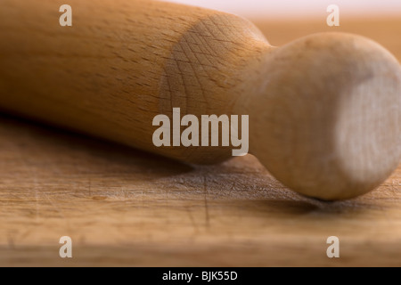 La laminazione di legno pin posa su un tagliere di legno Foto Stock