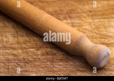 La laminazione di legno pin posa su un tagliere di legno Foto Stock