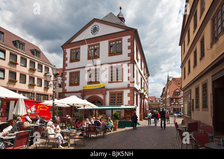 Biblioteca della città e la piazza del mercato, Hauptstrasse, Main Street, Lohr am Main, Hesse, Germania, Europa Foto Stock