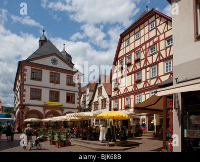 Biblioteca della città e la piazza del mercato, Hauptstrasse, Main Street, Lohr am Main, Hesse, Germania, Europa Foto Stock