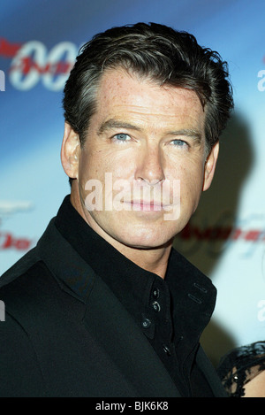 PIERCE BROSNAN MORIRE UN ALTRO GIORNO LA PREMIERE Shrine Auditorium di Los Angeles USA 11 Novembre 2002 Foto Stock