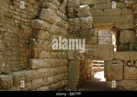 Vista del gateway chiamato Porta del Leone. IV secolo A.C. Lion divorando un toro. Butrinto. Repubblica di Albania. Foto Stock