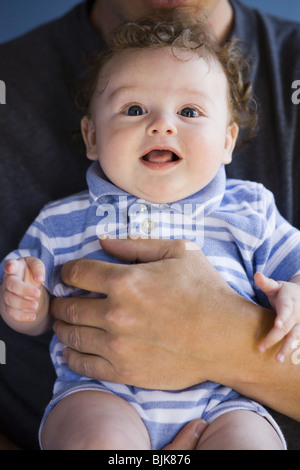 Close-up di baby boy guardando sorpreso Foto Stock