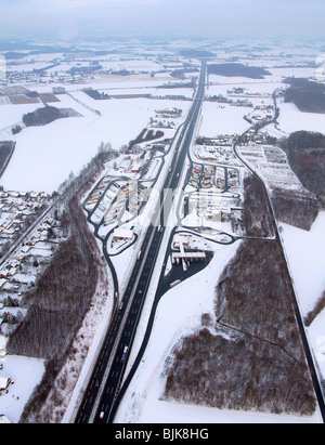 Foto aerea, Rhynern, A2 autostrada autostrada, stazione di benzina e di riposo, innevate Hamm, la zona della Ruhr, Renania settentrionale-Vestfalia Foto Stock