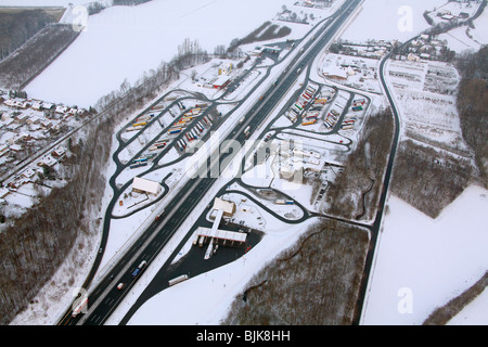 Foto aerea, Rhynern, A2 autostrada autostrada, stazione di benzina e di riposo, innevate Hamm, la zona della Ruhr, Renania settentrionale-Vestfalia Foto Stock