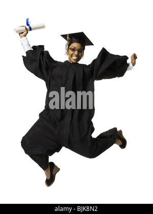 Donna in abito di graduazione e segno bianco con diploma jumping Foto Stock