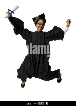 Donna in abito di graduazione e segno bianco con diploma jumping Foto Stock