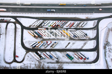 Foto aerea, Rhynern, A2 autostrada autostrada, stazione di benzina e di riposo, coperta di neve carrello area di parcheggio, Hamm, la zona della Ruhr, né Foto Stock
