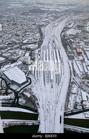 Foto aerea, la stazione ferroviaria centrale e la stazione di nolo nella neve, Hamm, la zona della Ruhr, Renania settentrionale-Vestfalia, Germania, Europa Foto Stock