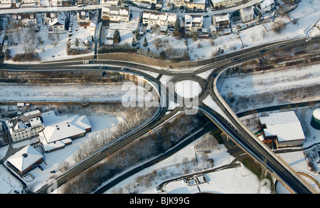 Foto aerea, intersezione stradale nella neve in inverno, Siegen, Sauerland, Renania settentrionale-Vestfalia, Germania, Europa Foto Stock