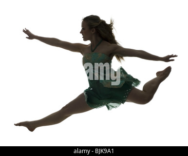 Il profilo laterale della silhouette ballerina saltando Foto Stock