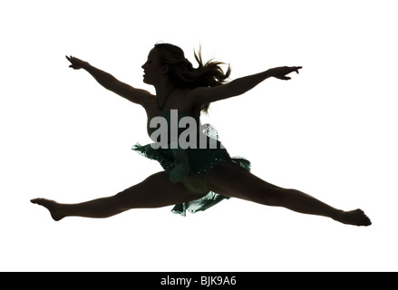 Il profilo laterale della silhouette ballerina saltando Foto Stock