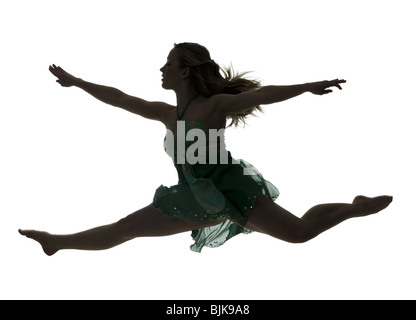 Il profilo laterale della silhouette ballerina saltando Foto Stock