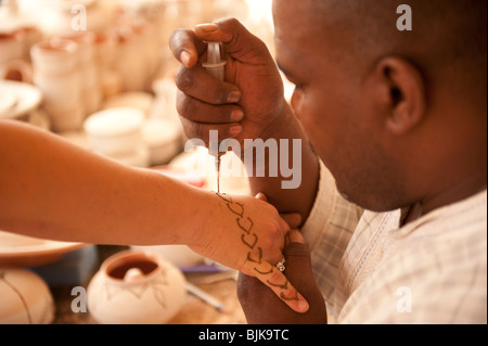 Si tratta di un immagine di un Marocchino uomo pittura henna designs. Foto Stock