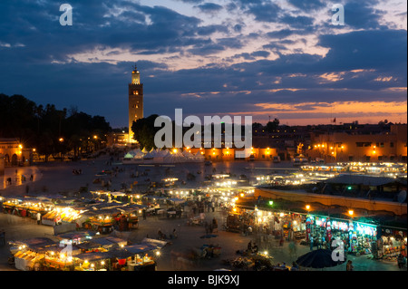 Questa è un immagine di Djemaa el Fna, la vivace piazza di Marrakesh, Marocco. Foto Stock