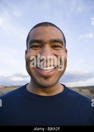 Uomo sorridente in esterno Foto Stock