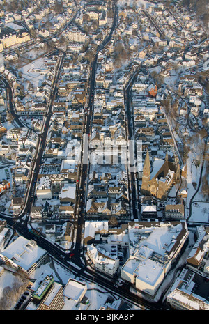 Foto aerea, centro città nella neve in inverno, Olpe, Renania settentrionale-Vestfalia, Germania, Europa Foto Stock