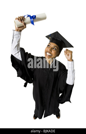 Donna in abito di graduazione e segno bianco con diploma eccitato Foto Stock