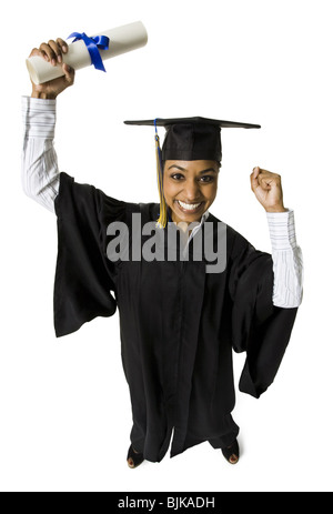 Donna in abito di graduazione e segno bianco con diploma eccitato Foto Stock