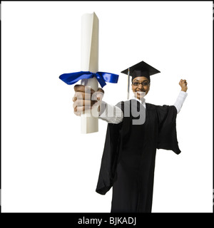 Donna in abito di graduazione e segno bianco con diploma eccitato Foto Stock