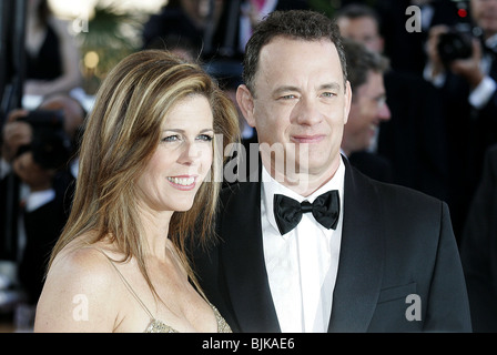 RITA WILSON & Tom Hanks CANNES FILM FESTIVAL 2004 a CANNES Francia 19 Maggio 2004 Foto Stock