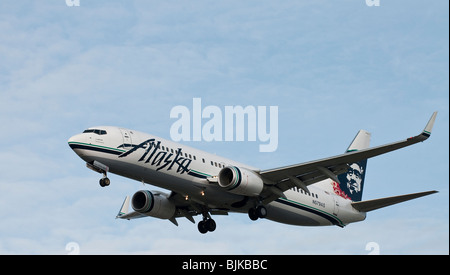 Alaska Airlines Boeing 737 sull approccio finale per l'atterraggio Foto Stock