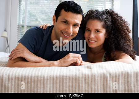 L uomo e la donna sul letto coccole Foto Stock