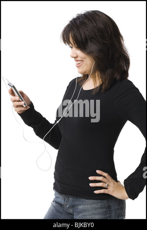 Donna con lettore mp3 sorridente Foto Stock