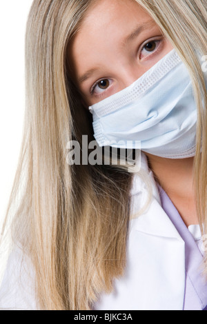 Primo piano della ragazza con mascherina chirurgica Foto Stock