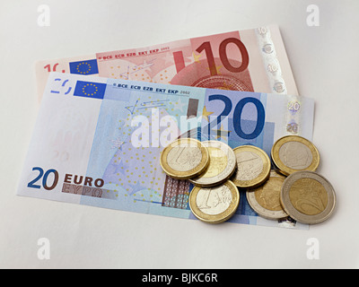 Venti e dieci eoro note con le monete in euro la valuta Foto Stock