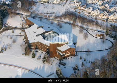 Foto aerea, monastero nella neve in inverno, Olpe, Renania settentrionale-Vestfalia, Germania, Europa Foto Stock