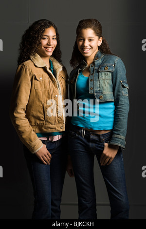 Due ragazze sorridenti Foto Stock