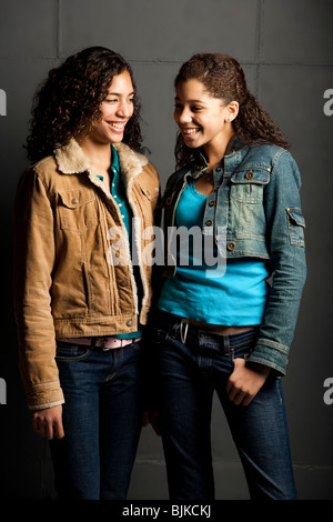 Due ragazze sorridenti Foto Stock