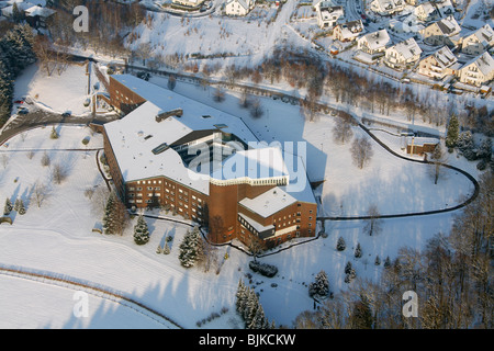 Foto aerea, monastero nella neve in inverno, Olpe, Renania settentrionale-Vestfalia, Germania, Europa Foto Stock