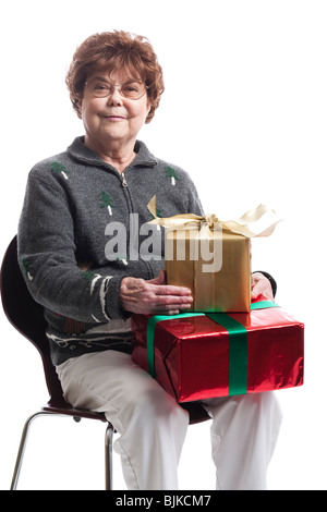 Donna matura ricevere regali di Natale Foto Stock